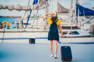 Turista andando para porto de embarque de cruzeiros durante verão na Europa.