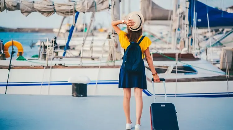 Turista andando para porto de embarque de cruzeiros durante verão na Europa.