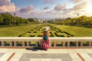 Mulher observa Lisboa, em Portugal, onde o seguro viagem é obrigatório
