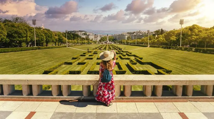 Mulher observa Lisboa, em Portugal, onde o seguro viagem é obrigatório