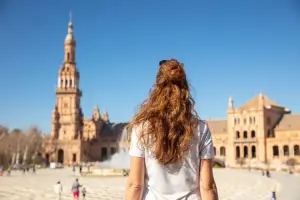Mulher viajando por Sevilha