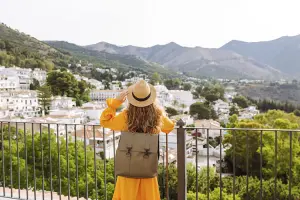 Turista com seguro viagem pela Europa