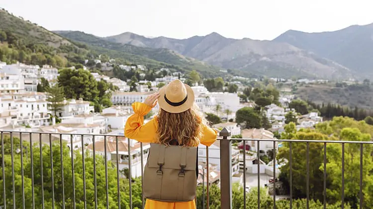 Turista com seguro viagem pela Europa