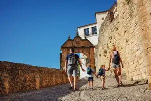 Família de 4 pessoas passeando pela Espanha, em dia de sol