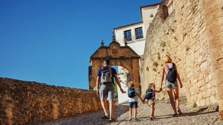 Família de 4 pessoas passeando pela Espanha, em dia de sol