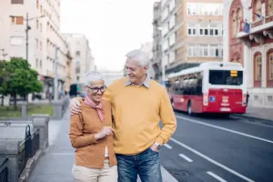 Contratar seguro viagem para idosos é essencial para aproveitar as férias na Europa.