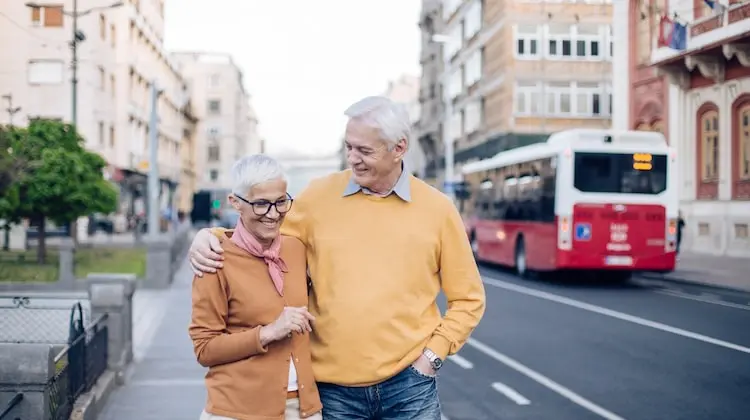 Contratar seguro viagem para idosos é essencial para aproveitar as férias na Europa.