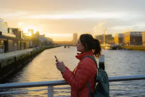 Mulher aciona seguro viagem na Irlanda com celular