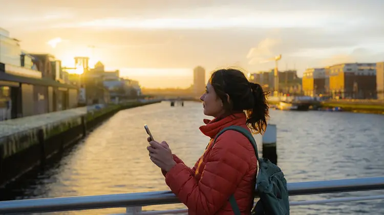 Mulher aciona seguro viagem na Irlanda com celular