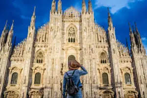 Mulher admirando a catedral de Milão em um dia de sol.