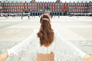 Mulher viajando com seguro viagem Madrid