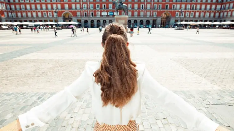 Mulher viajando com seguro viagem Madrid