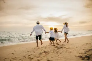 Família passeando na praia