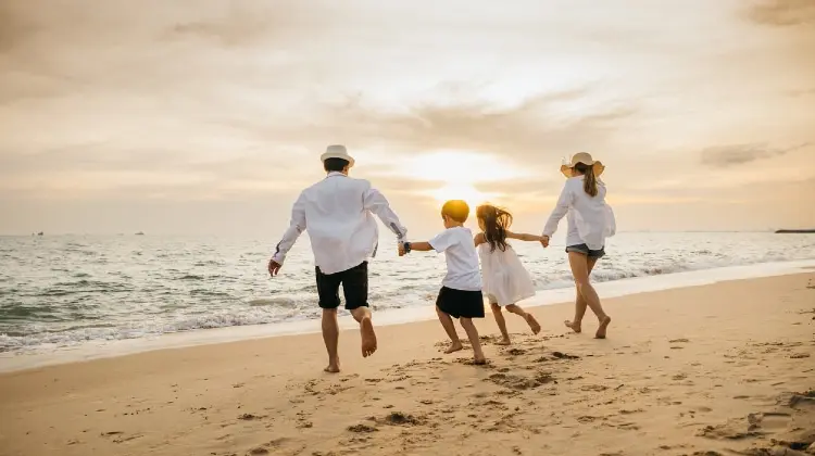 Família passeando na praia