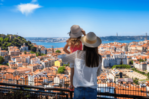 Mãe e filha admiram vista em Portugal