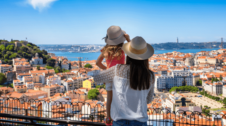 Mãe e filha admiram vista em Portugal