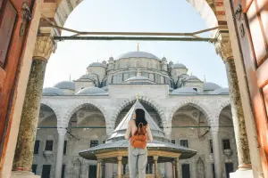 Turista em frente a uma mesquita na Turquia