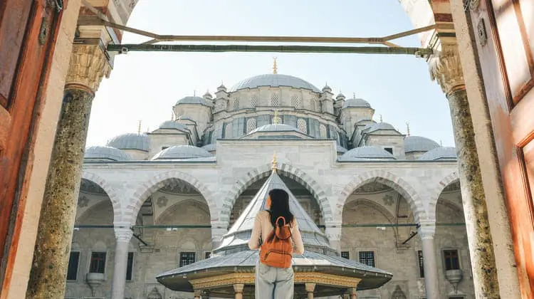 Turista em frente a uma mesquita na Turquia