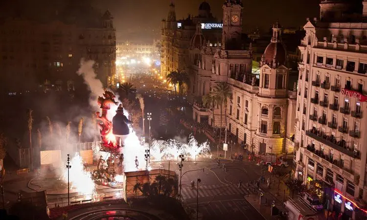 las falleras, festa mais tradicional de valencia na espanha