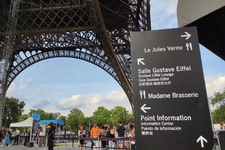 Sinalização de restaurantes na Torre Eiffel.