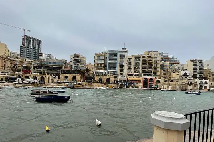Vista da Baia de St Julian, com prédios modernos ao fundo