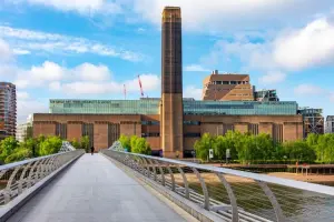 Ponte com vista para o museu Tate Modern