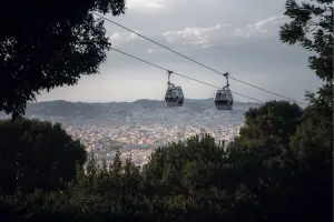 Vista para o Teleférico de Montjuic, com a cidade de Barcelona ao fundo