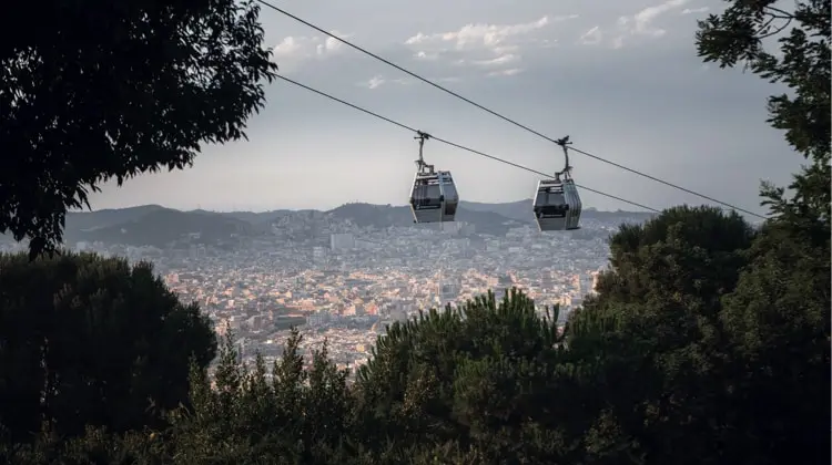 Vista para o Teleférico de Montjuic, com a cidade de Barcelona ao fundo