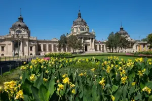 Fachada das Termas de Széchenyi, em Budapeste.