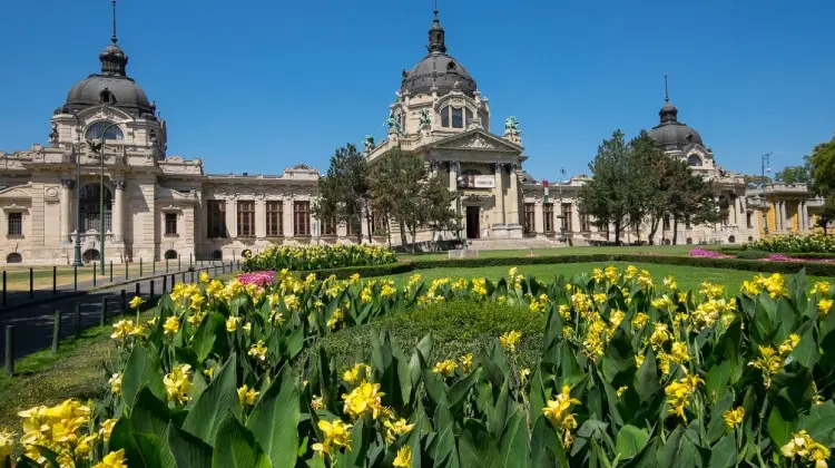 Fachada das Termas de Széchenyi, em Budapeste.
