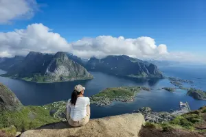 Turista em viagem, em topo de montanha.