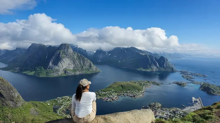 Turista em viagem, em topo de montanha.