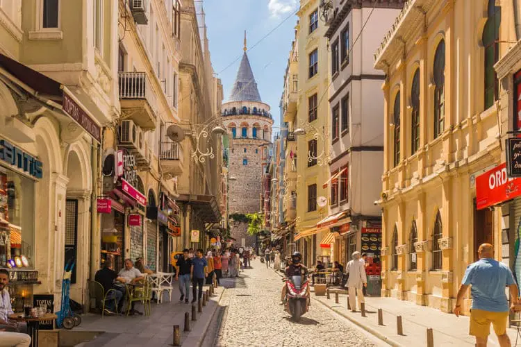 Uma linda e colorida rua de Istambul leva à Torre de Gálata.