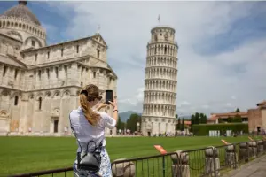 Turista na Torre de Pisa, Itália