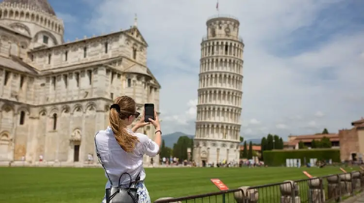 Turista na Torre de Pisa, Itália