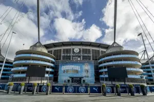 Fachada do estádio Etihad Stadium do Manchester City, na Inglaterra, em dia nublado