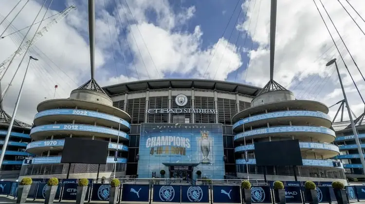 Fachada do estádio Etihad Stadium do Manchester City, na Inglaterra, em dia nublado