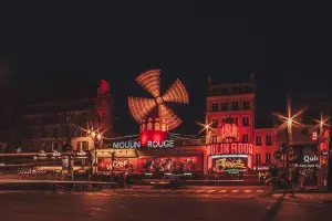 Fachada do Moulin Rouge, durante a noite