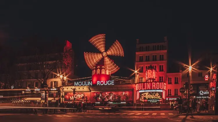 Fachada do Moulin Rouge, durante a noite