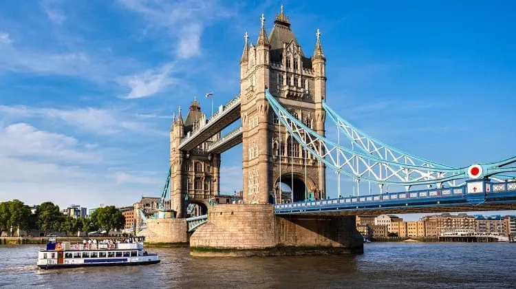 Tower Bridge em Londres, em dia de sol