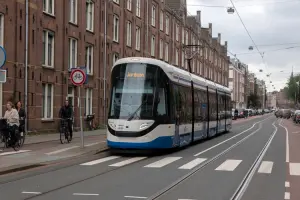 Tram e bicicleta coexistem em Amsterdam