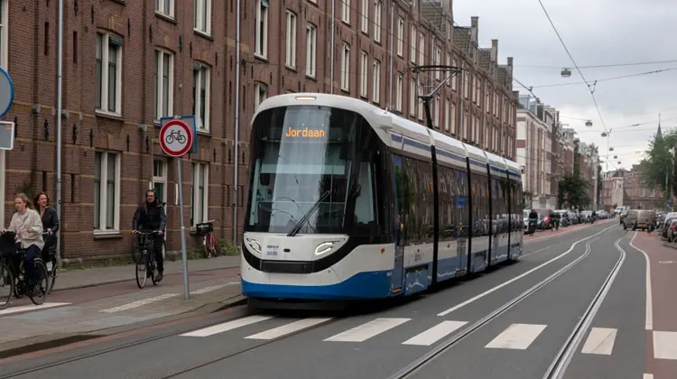 Tram e bicicleta coexistem em Amsterdam