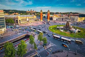 Vista aérea da Plaza de España com intenso tráfego de veículos