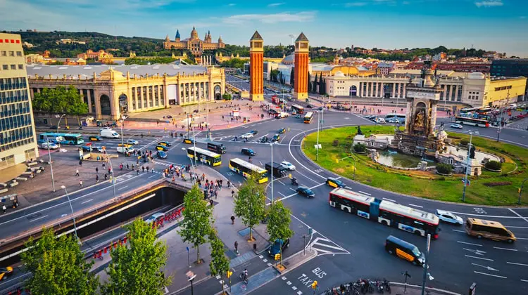 Vista aérea da Plaza de España com intenso tráfego de veículos