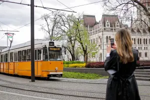 Bondes são um dos meios de transporte em Budapeste.