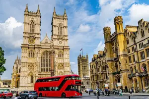 Ônibus de vermelho de dois andares na Victoria Street em Londres