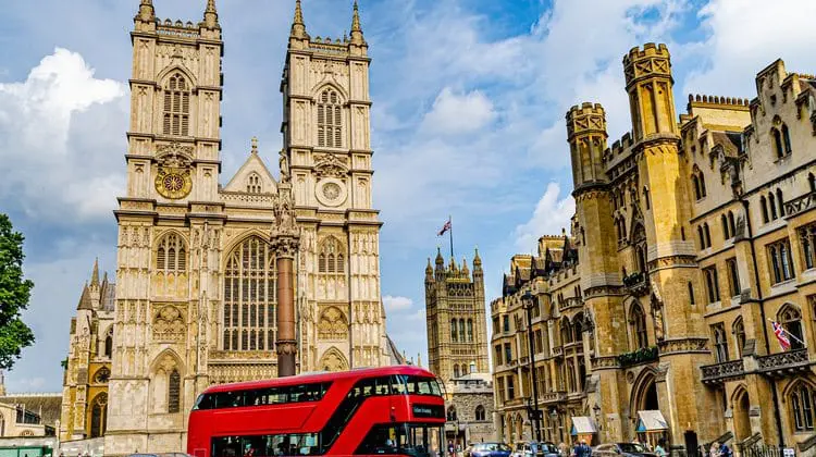 Ônibus de vermelho de dois andares na Victoria Street em Londres