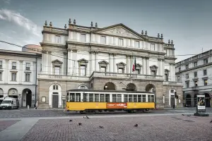 Tram passando em frente ao Teatro Alla Scala