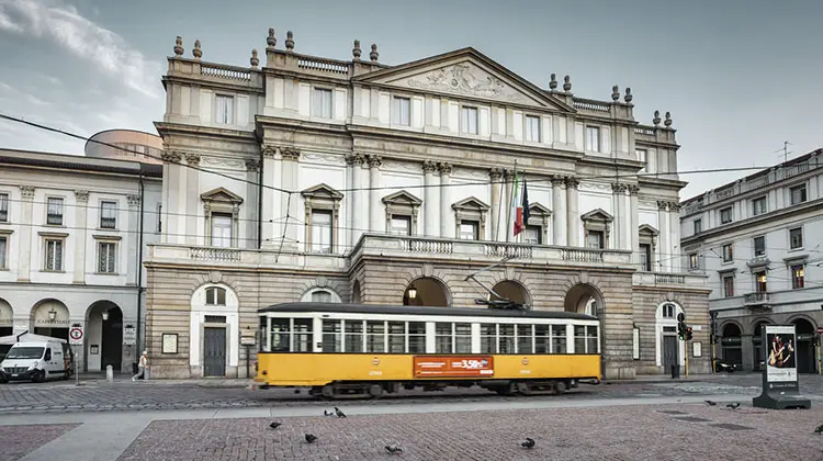 Tram passando em frente ao Teatro Alla Scala