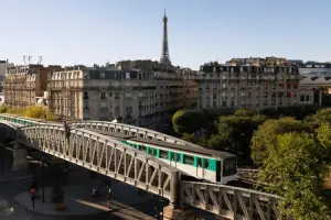 Metrô é um meio de transporte muito eficiente em Paris